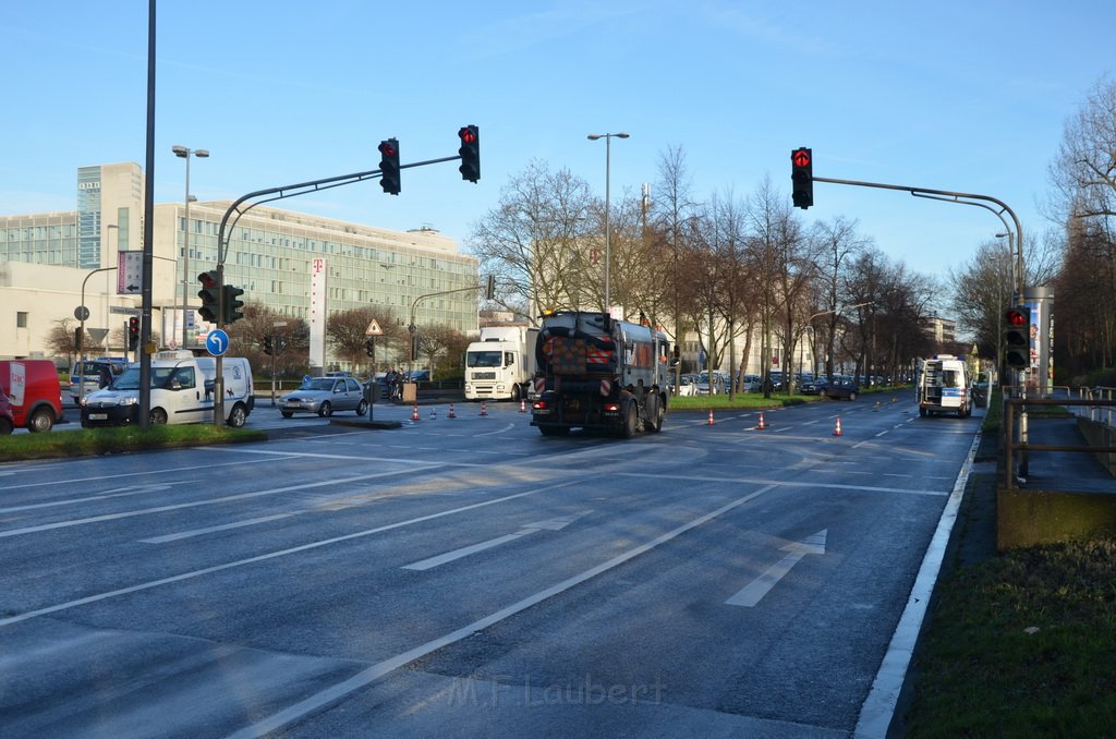 Bagger verliert Oel VU Pkw Koeln Ehrenfeld Innere Kanalstr Weinsbergerstr P190.JPG - Miklos Laubert